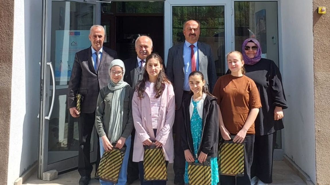 Bugün 23 Nisan Neşe Doluyor İnsan